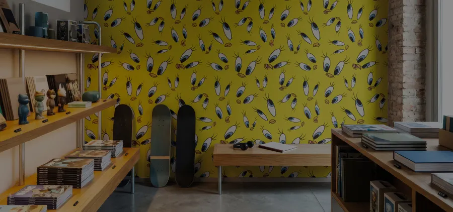 Wnętrze z żółtą tapetą w motyw inspirowany kolekcją Looney Tunes LondonArt