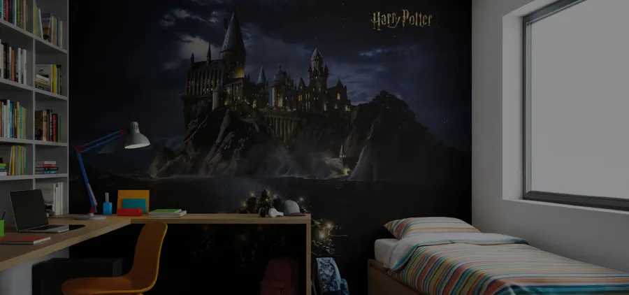 Pokój z tapetą inspirowaną światem Harry Potter LondonArt i ciemnym zamkiem w tle